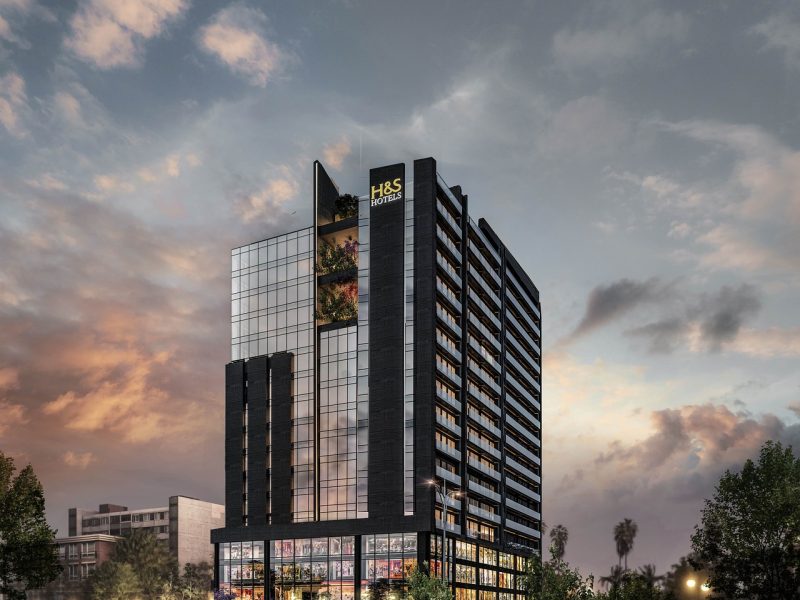 现代化五星级酒店大堂内，身着职业装的前台工作人员正在使用电脑处理入住业务，背景为金色灯光与大理石装饰，展现最佳东方平台服务的高端酒店场景